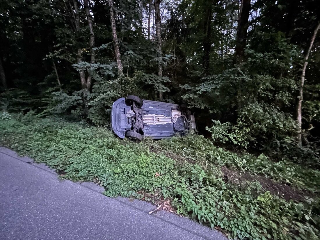 Auf der Wandfluhstrasse in Zetzwil überschlug sich ein Fahrzeug. Eine 18-Jährige verletzte sich leicht, ihre Beifahrerinnen blieben unversehrt.