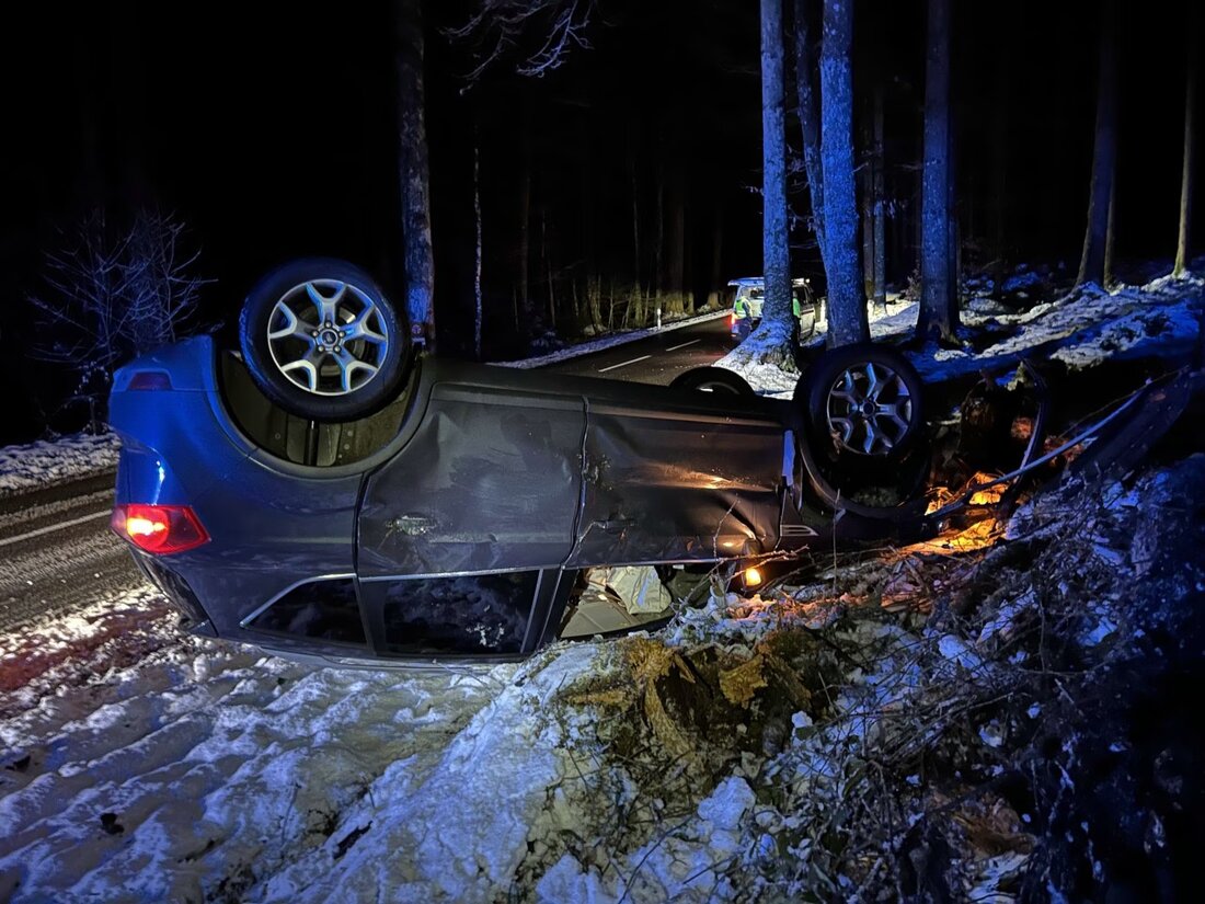 Ein 30-jähriger Fahrer verlor in Zofingen die Kontrolle über sein Auto, kollidierte mit einem Baumstrunk und überschlug sich.