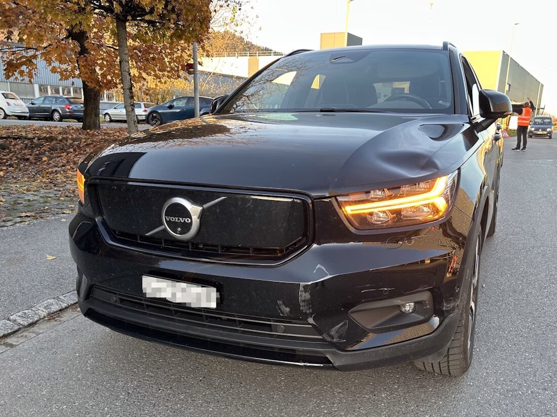 Am Dienstag kollidierte in Rebstein eine 55-jährige Autofahrerin mit einer 34-jährigen Velofahrerin. Beide wurden verletzt.