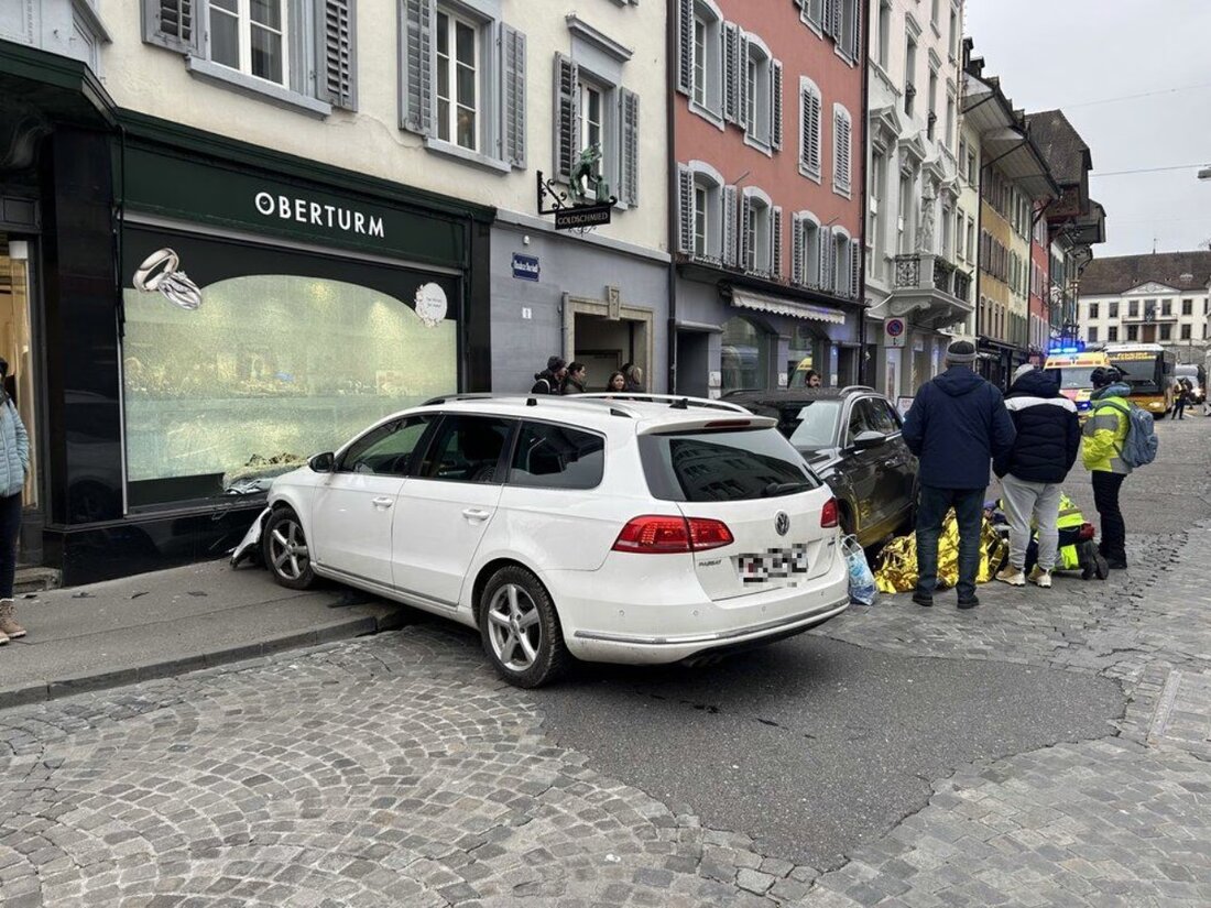 Ein 82-Jähriger verwechselte in Aarau die Pedale und verursachte einen Unfall, der zwei Verletzte und hohen Sachschaden zur Folge hatte.