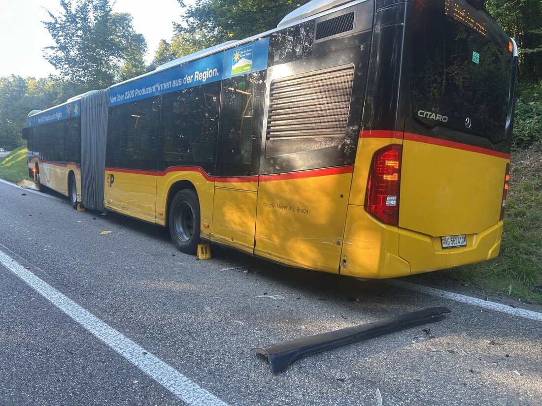 In Tegerfelden kollidierte ein Auto mit einem Linienbus. Vier Personen wurden verletzt. Die Polizei sucht Zeugen.