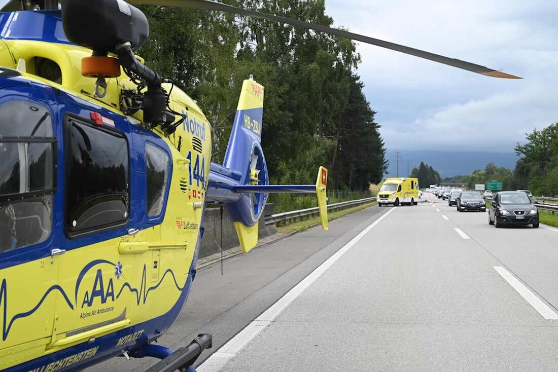 Bei einem Unfall auf der A13 in Salez verletzt sich eine 27-jährige Frau. Rettungshubschrauber fliegt sie ins Spital.
