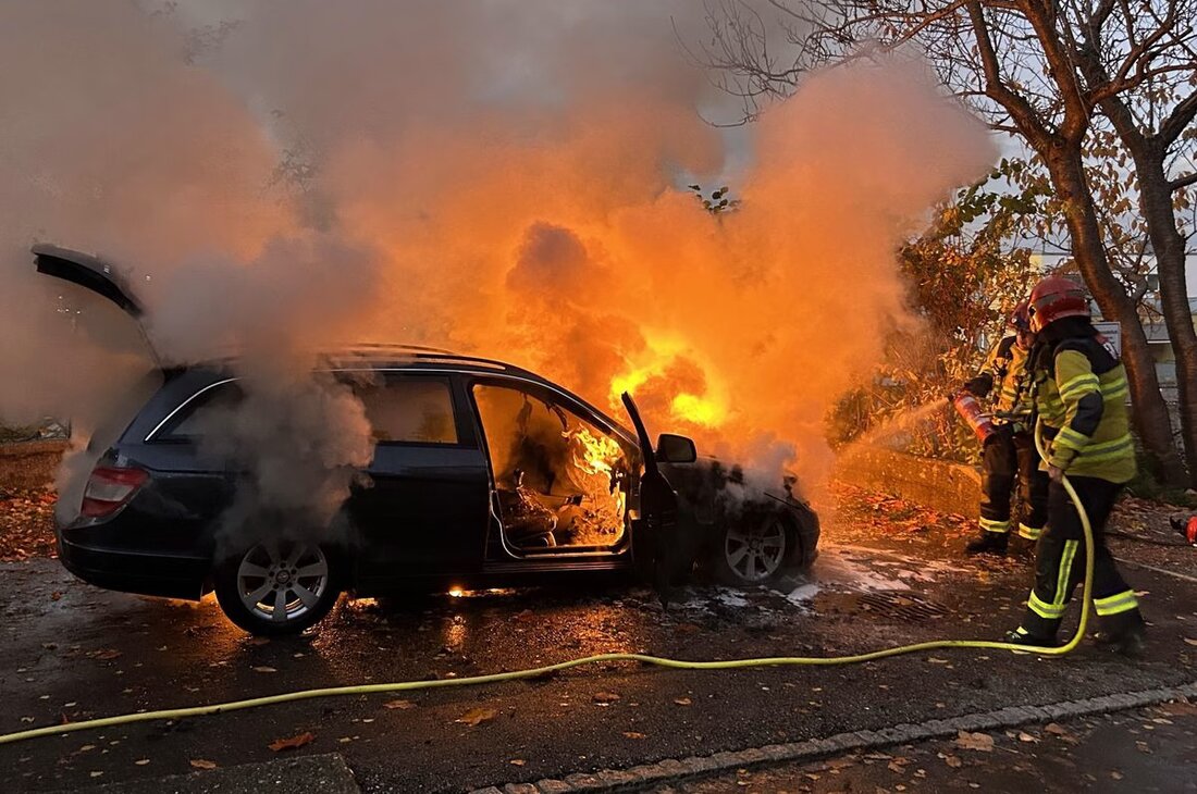 In Herisau brannte ein Auto, das trotz sofortiger Feuerwehrmaßnahmen einen Totalschaden erlitt. Technische Ursache vermutet.