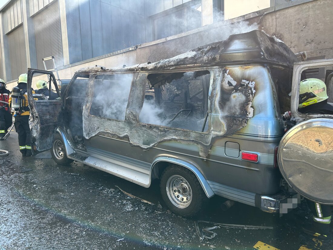 Am Freitagmorgen wurde ein parkendes Auto in Kreuzlingen durch einen technischen Defekt völlig zerstört. Sachschaden auch am Gebäude.