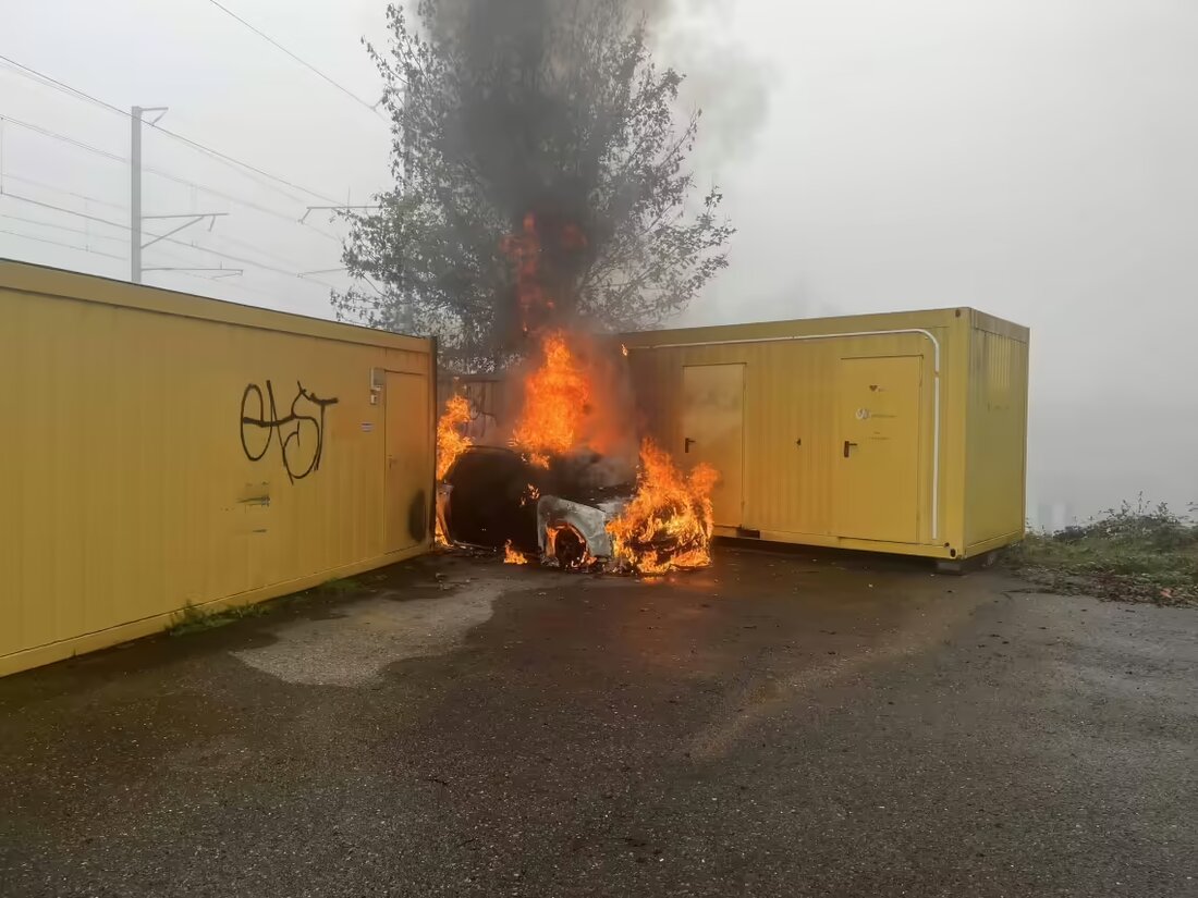 Am Mittwoch verletzte sich ein Mann bei einem Autobrand in Uzwil. Feuerwehr schnell vor Ort, Brandursache unklar.