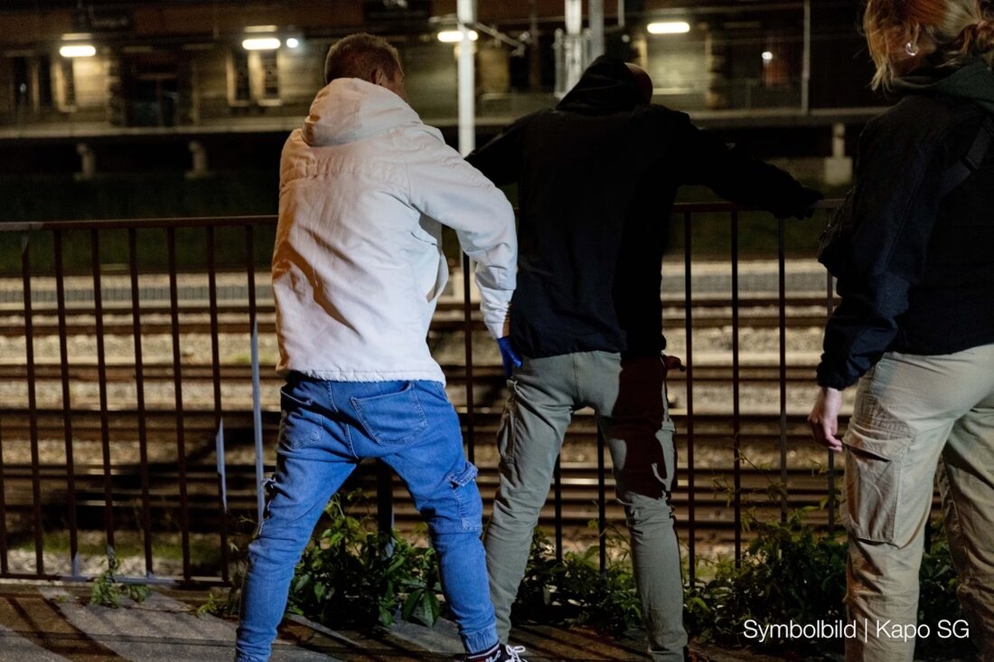 In St.Gallen wurden zwei Männer nach Fahrzeugaufbrüchen in einer Tiefgarage und einem Ladendiebstahl festgenommen.