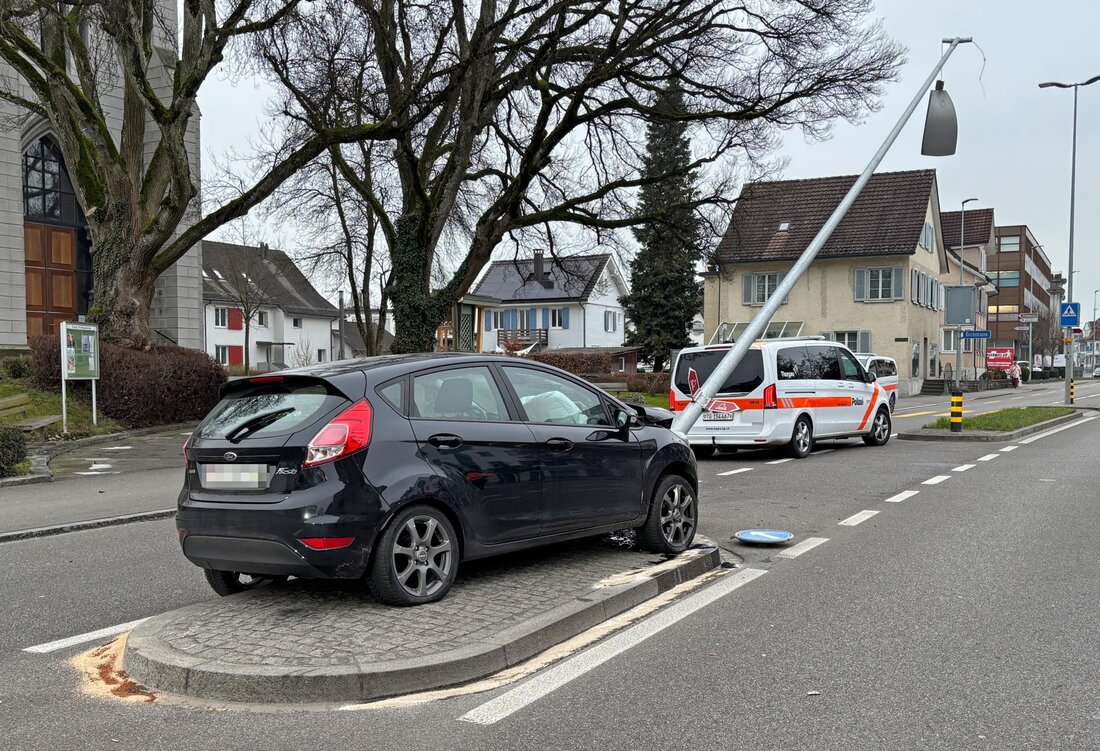 Ein 81-Jähriger verlor in Amriswil aufgrund medizinischer Probleme die Kontrolle über sein Fahrzeug und kollidierte mit einem Kandelaber.
