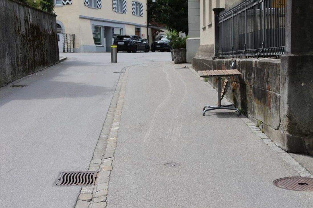 Ein 90-jähriger Autofahrer überfuhr in Appenzell trotz ausgefahrenem Poller eine Fußgängerzone und verursachte erheblichen Sachschaden.