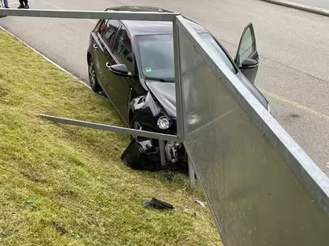 Ein 50-jähriger Fahrer verletzte sich leicht, als sein Auto in Appenzell mit einer Werbetafel kollidierte. Sachschaden entstand.