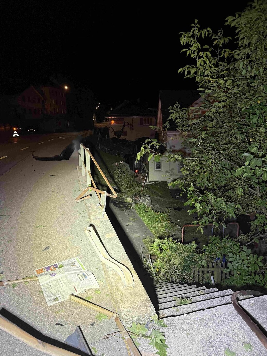 Ein Autofahrer überschritt in Herisau die Geschwindigkeit, kollidierte mit parkenden Autos und landete auf einem Hausdach.