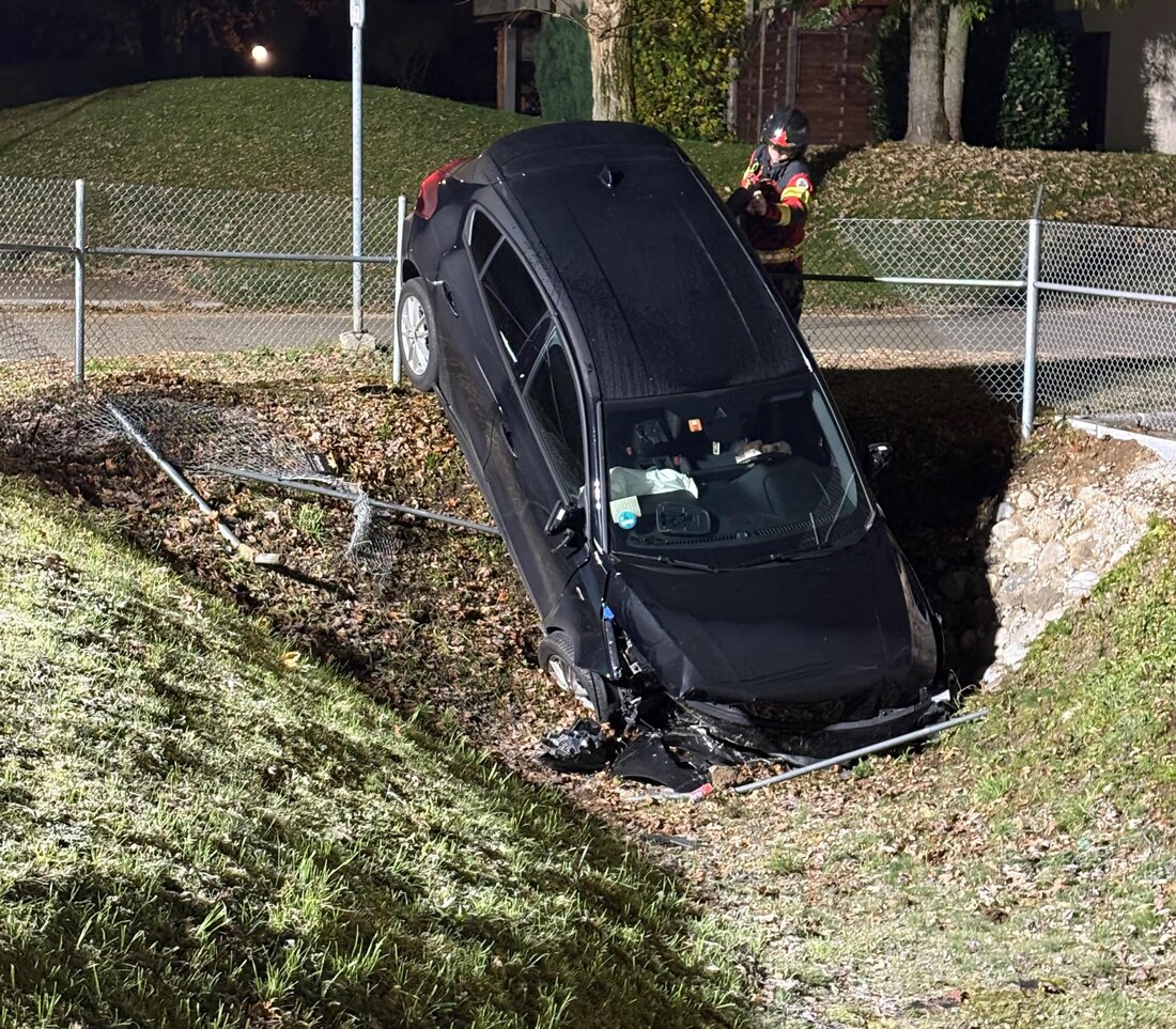 In Rickenbach bei Wil verunfallte ein 48-jähriger Autofahrer ohne Führerausweis und landete im Retentionsbecken. Leichte Verletzungen.