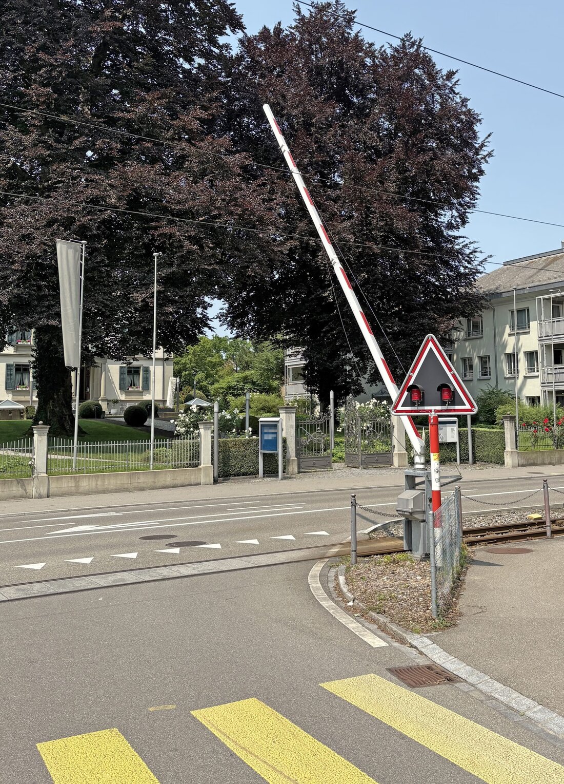 Ein 71-jähriger Autofahrer kollidierte in Frauenfeld mit einer Bahnschranke. Er blieb unverletzt, verlor jedoch seinen Führerausweis.