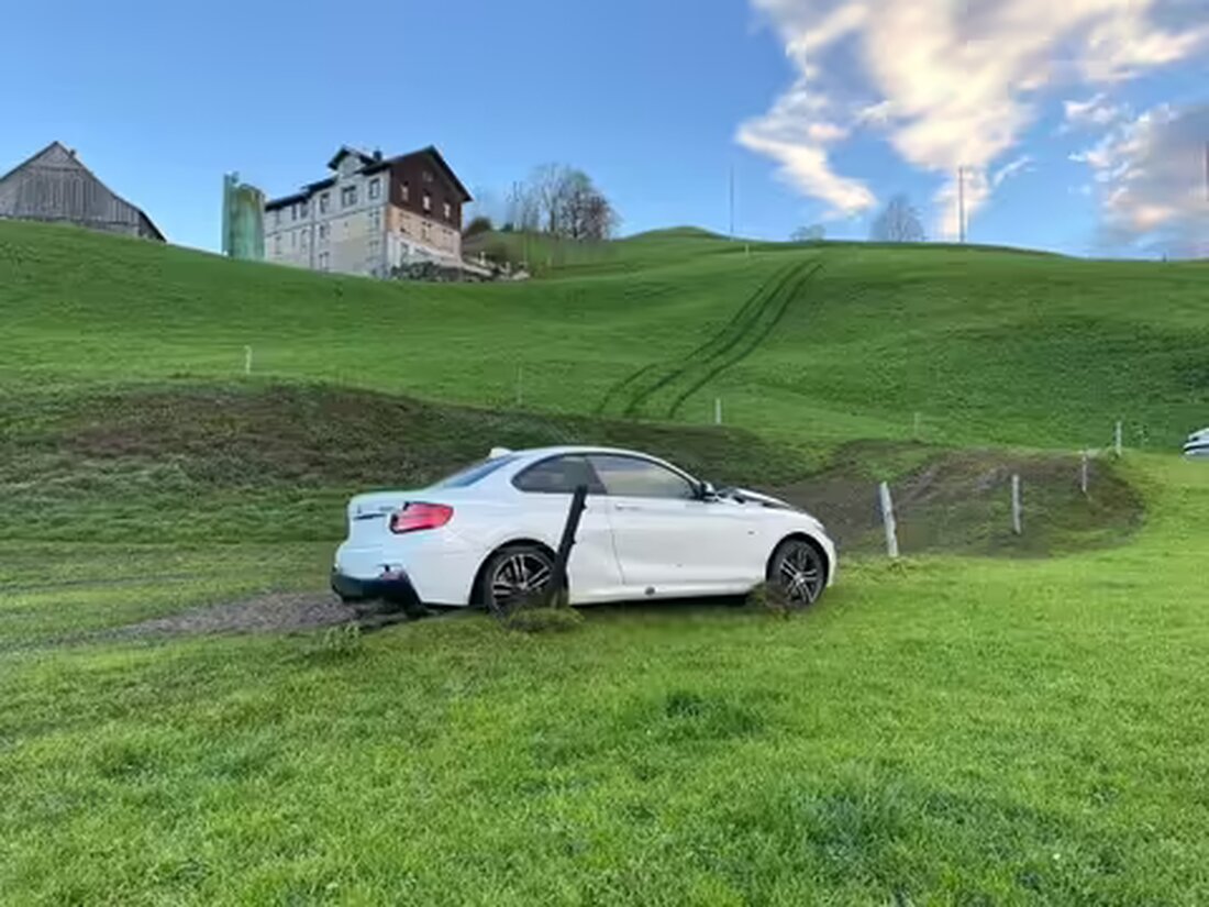Ein 34-jähriger Autofahrer verursachte einen Selbstunfall auf nasser Straße bei Appenzell, blieb jedoch unverletzt.