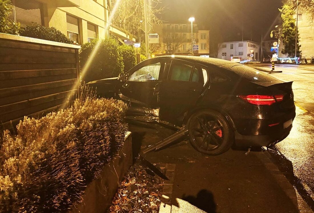 Ein 20-jähriger Fahrer kollidierte alkoholisiert in Kreuzlingen mit einer Mauer. Kantonspolizei sucht Zeugen des Vorfalls.