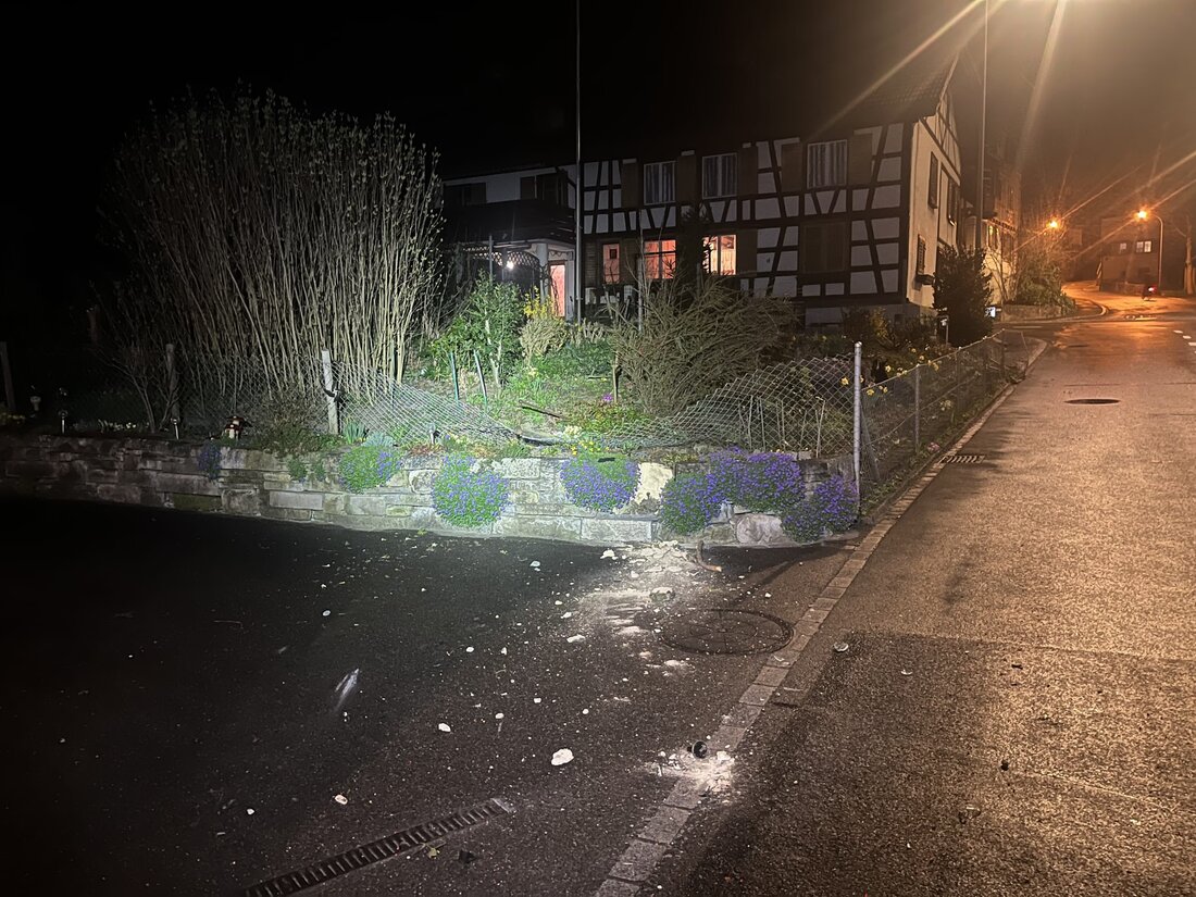 Ein 41-jähriger Autofahrer verursachte in Weinfelden einen Selbstunfall und entfernte sich vom Unfallort. Polizei eingeschaltet.