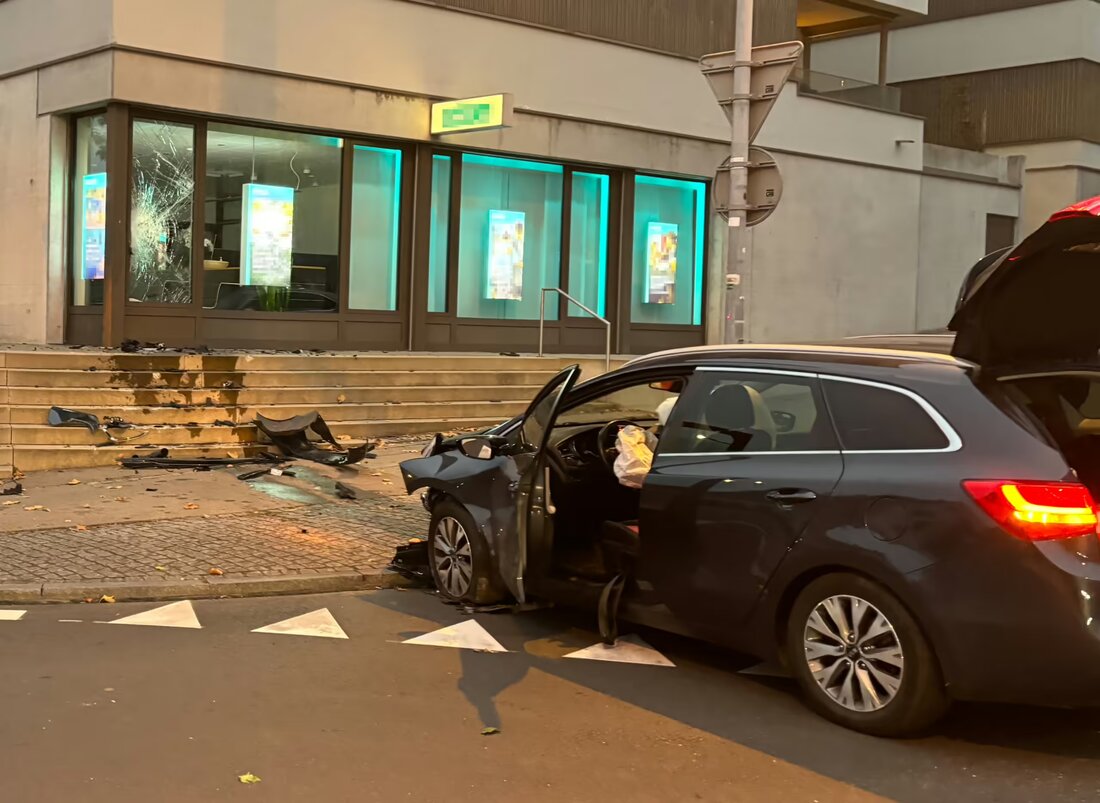 Eine 65-jährige Autofahrerin verlor in Frauenfeld die Kontrolle über ihr Fahrzeug und kollidierte mit einem Gebäude. Sie wurde ins Spital gebracht.