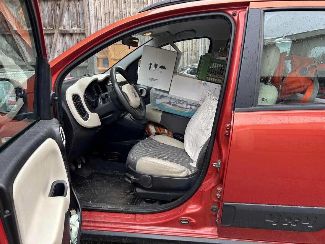 In Gais wurde eine Autofahrerin wegen Sichtbehinderung durch ungesicherte Ladung angehalten. Sicherheitsvorschriften im Fokus.