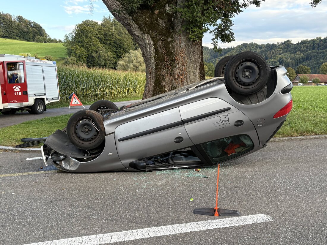 Eine Autofahrerin kollidierte in Wiezikon bei Sirnach mit einem Baum, erlitt mittelschwere Verletzungen und wurde ins Spital geflogen.