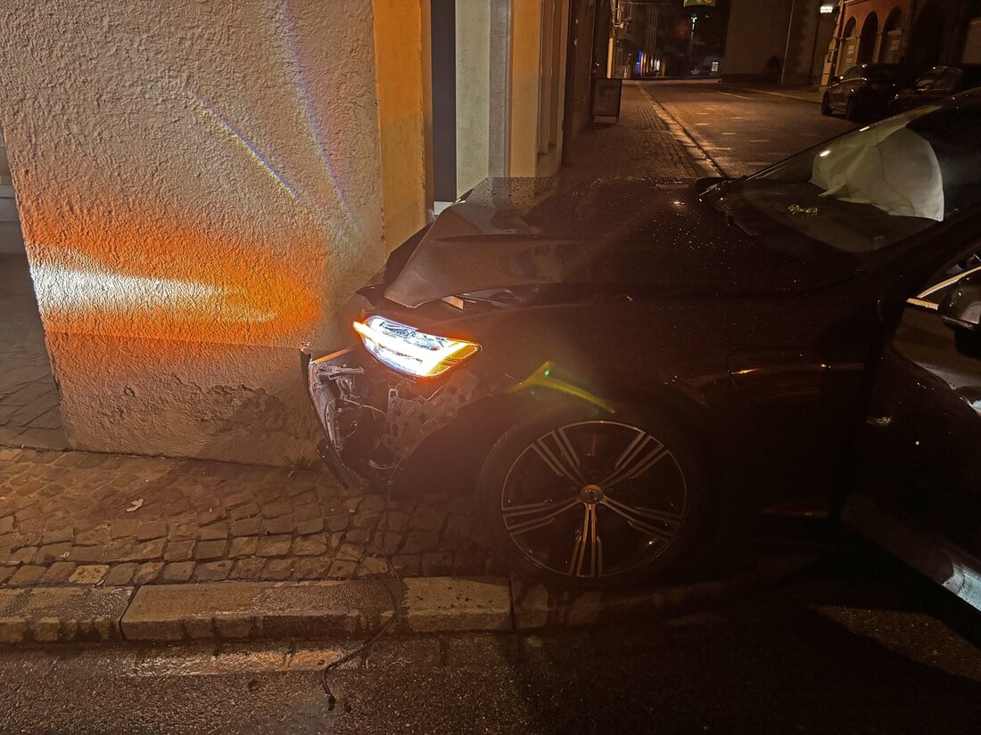 In Frauenfeld verletzte sich eine 56-jährige Autofahrerin bei einem Selbstunfall und wurde ins Spital gebracht. Die Polizei ermittelt.