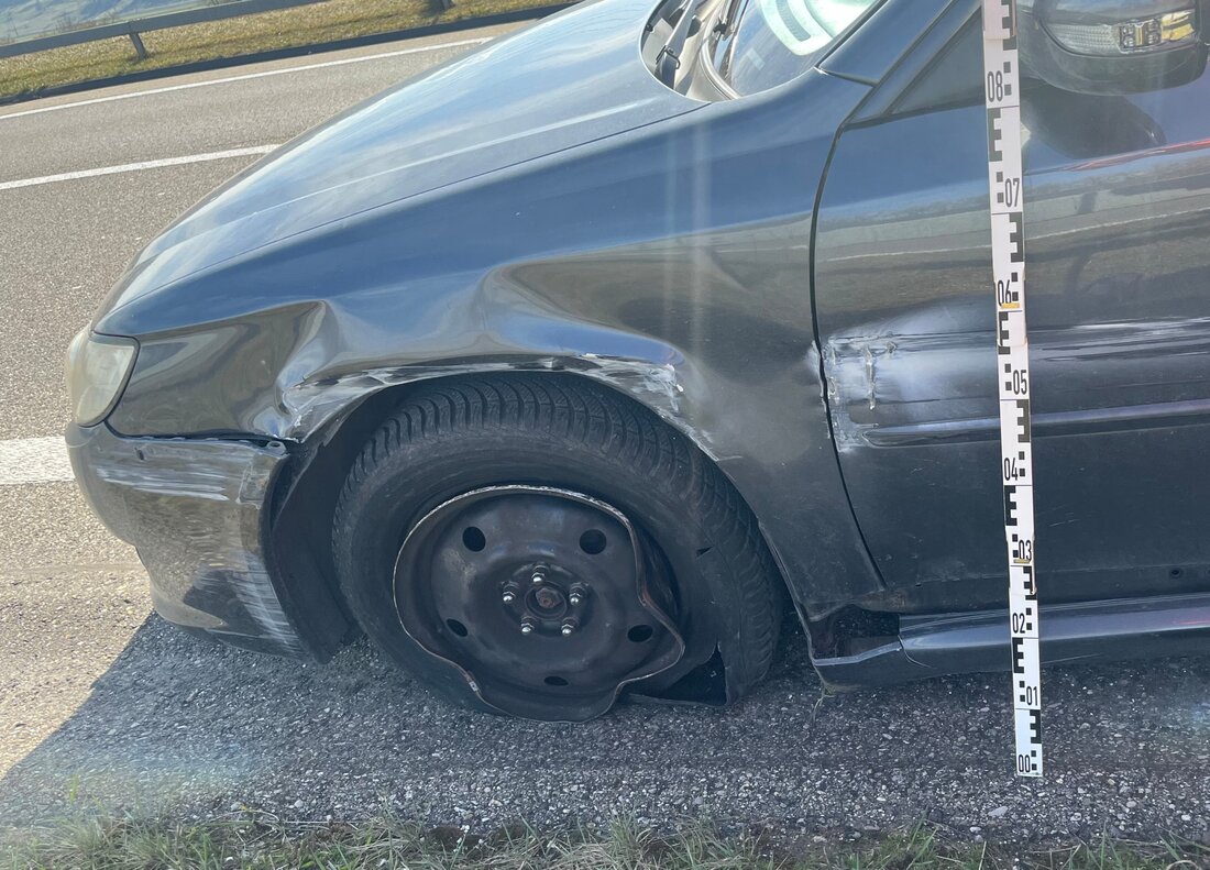 Bei Hüttlingen streifte eine Autofahrerin auf der A7 die Mittelleitplanke nach einem Sekundenschlaf. Verletzt wurde niemand.