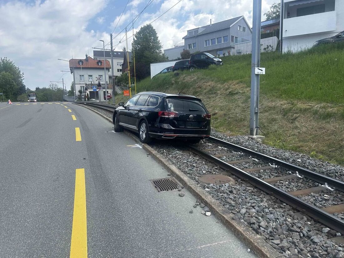 Eine 31-jährige Autofahrerin geriet in Trogen auf das Trassee der Appenzeller Bahnen. Glücklicherweise gab es keine Verletzten.