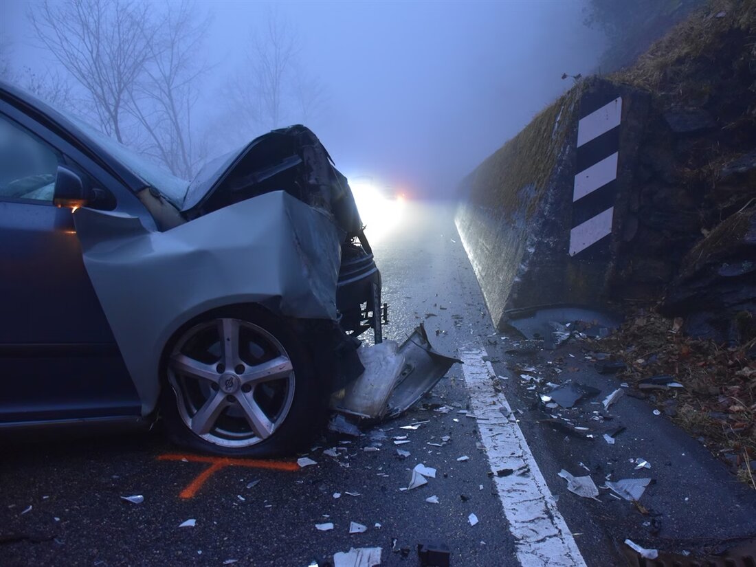 Ein 20-Jähriger kollidierte auf der Calancastrasse mit einer Stützmauer, nachdem er einen Sekundenschlaf erlitt.