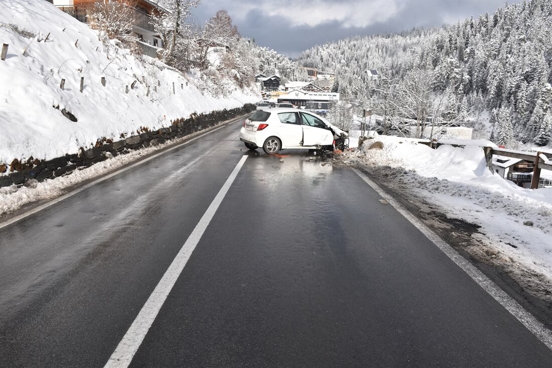 Eine 26-jährige Autofahrerin verunfallte in Laax, abgelenkt durch Essen und alkoholisiert. Führerausweis entzogen.