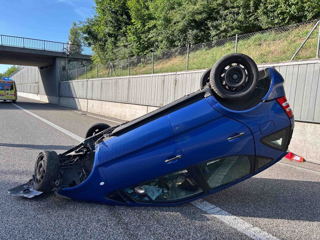 Eine 63-jährige Frau überschlug sich auf der A2 in Brittnau, Verletzungen und Totalschaden. Unfallursache unklar.