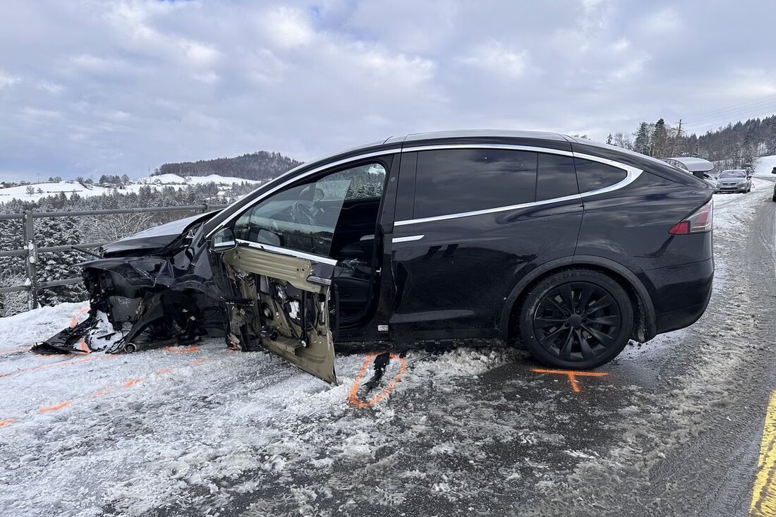 Am 3. Januar 2026 ereignete sich in Schachen bei Herisau ein Selbstunfall: Totalschaden am Auto, aber keine Verletzten.