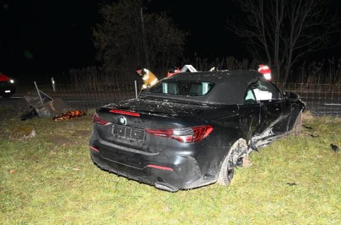 Bei einem Verkehrsunfall in Oberembrach wurden vier Personen verletzt. Ein 18-Jähriger verlor die Kontrolle über sein Auto und überschlug sich.