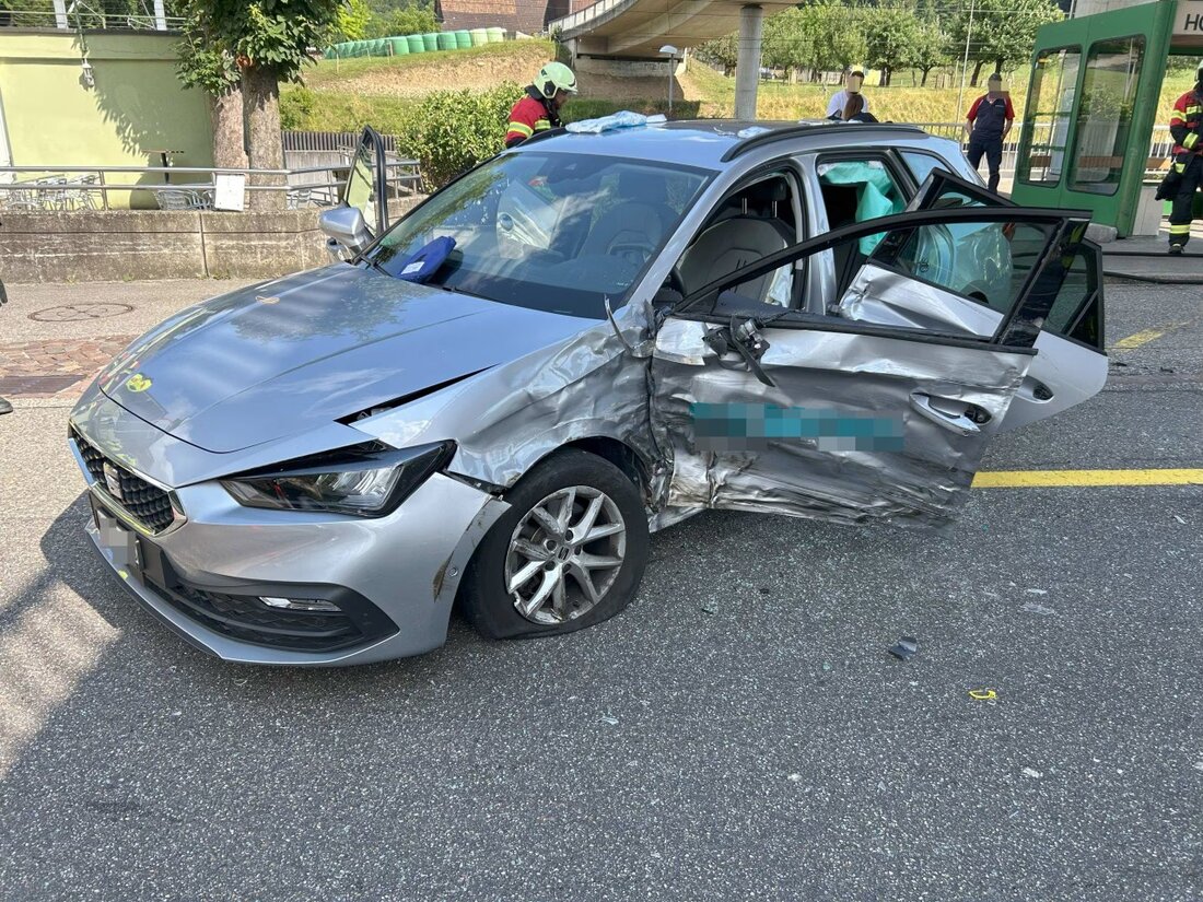 In Aarburg kam es zu einem schweren Unfall, als eine BMW-Lenkerin auf die Gegenfahrbahn geriet und mit einem Seat kollidierte.