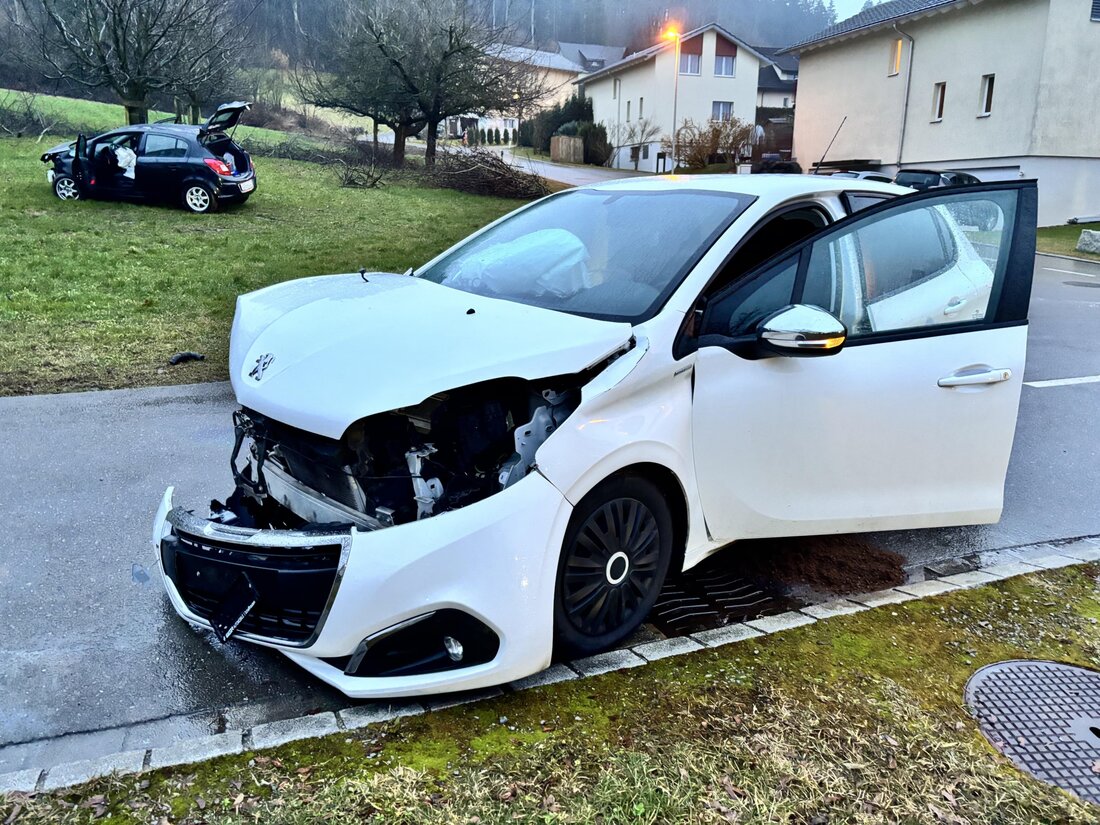 In Balterswil kam es zu einem Verkehrsunfall zwischen zwei Autos, bei dem eine 84-jährige Frau leicht verletzt ins Spital gebracht wurde.