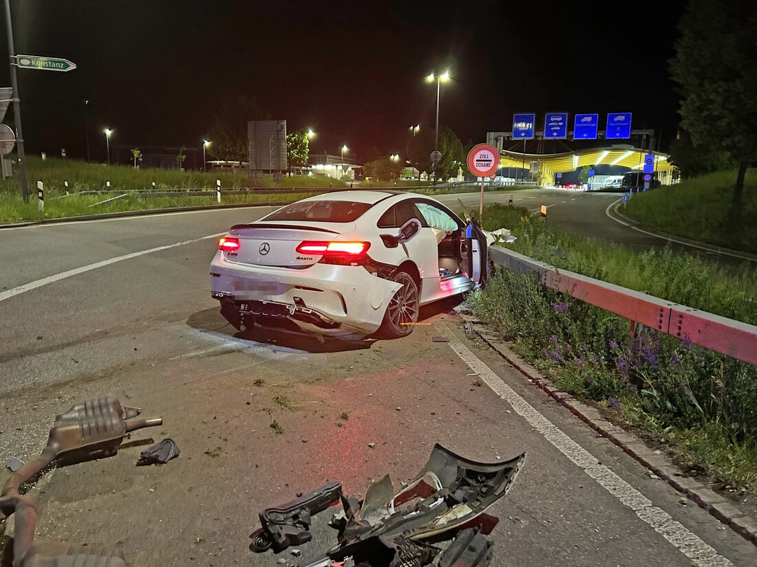 Ein 18-jähriger Autofahrer verursachte am Euregio-Kreisel in Kreuzlingen einen Selbstunfall mit hohem Sachschaden über 100.000 Franken.