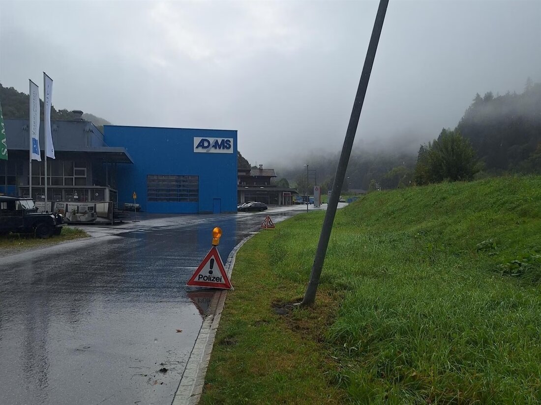 In Mezzaselva kollidierte ein Auto mit einem Kandelaber. Der Fahrer wurde leicht verletzt und ins Spital gebracht. Klärung durch Polizei.