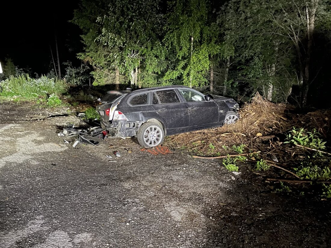 Ein alkoholisierter 25-jähriger Portugiese verunfallte in Scuol, als er von der Hauptstrasse abkam und einen totalen Schaden am Fahrzeug verursachte.