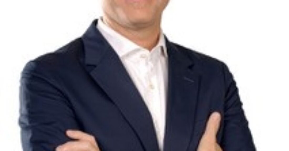 Axel Patrick Buse wird ab 1. August 2025 neuer Rektor der Wirtschaftsmittelschule Zug und folgt Markus Pallor nach 13 Jahren.