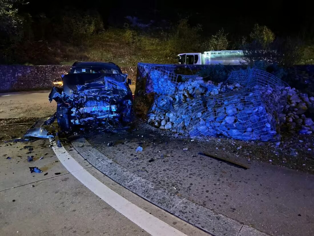 In Mellingen verlor eine Autofahrerin die Kontrolle und prallte gegen Steinkörbe. Niemand wurde verletzt, aber der Schaden ist erheblich.