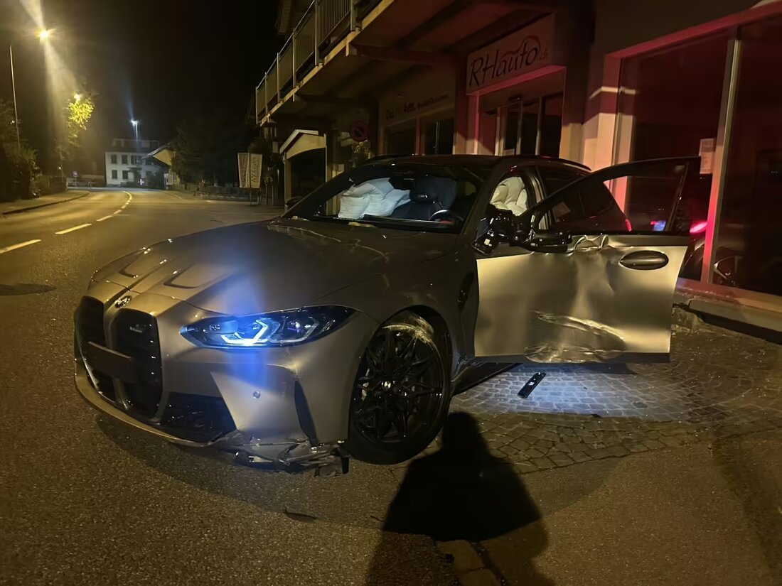 In Villmergen verlor ein Autofahrer die Kontrolle über seinen BMW M3, prallte gegen Zaun und Hauswand und verursachte erheblichen Schaden.