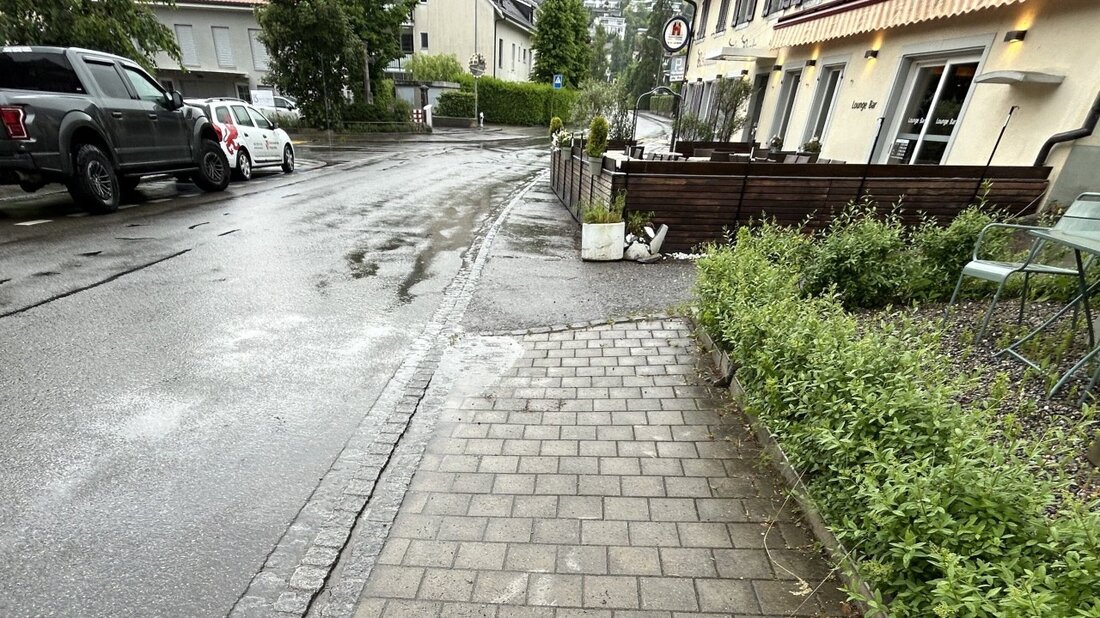 Ein weisser BMW prallte in Wettingen gegen eine Restaurant-Terrasse. Polizei sucht Zeugen des Vorfalls vom Mittwoch.