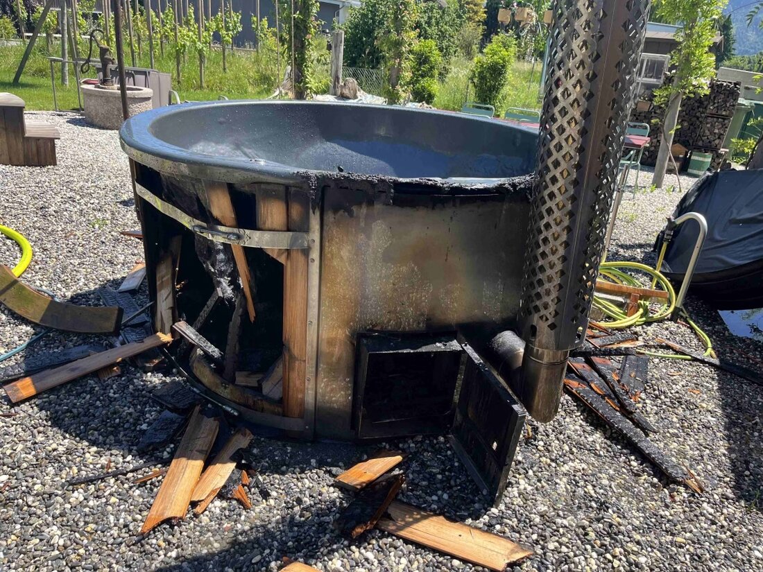 Am Freitag, dem 30. Mai 2025, brannte in Diepoldsau ein Badefass. Feuerwehr und Polizei konnten den Brand schnell löschen und Schäden begrenzen.