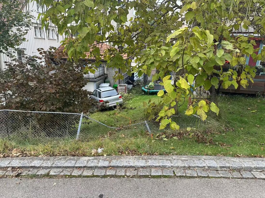 Am 15. Oktober 2024 kam es in Heiden zu einem Selbstunfall mit einer 84-jährigen Fahrerin, die beim Parkieren die Pedale verwechselte.