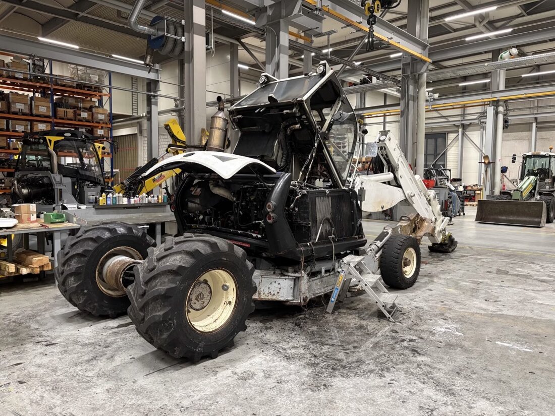 In Rüthi kam es am 08.07.2025 zu einem Brand eines Baggers in einer Werkhalle. Schaden von 100.000 Franken. Brandursache unklar.