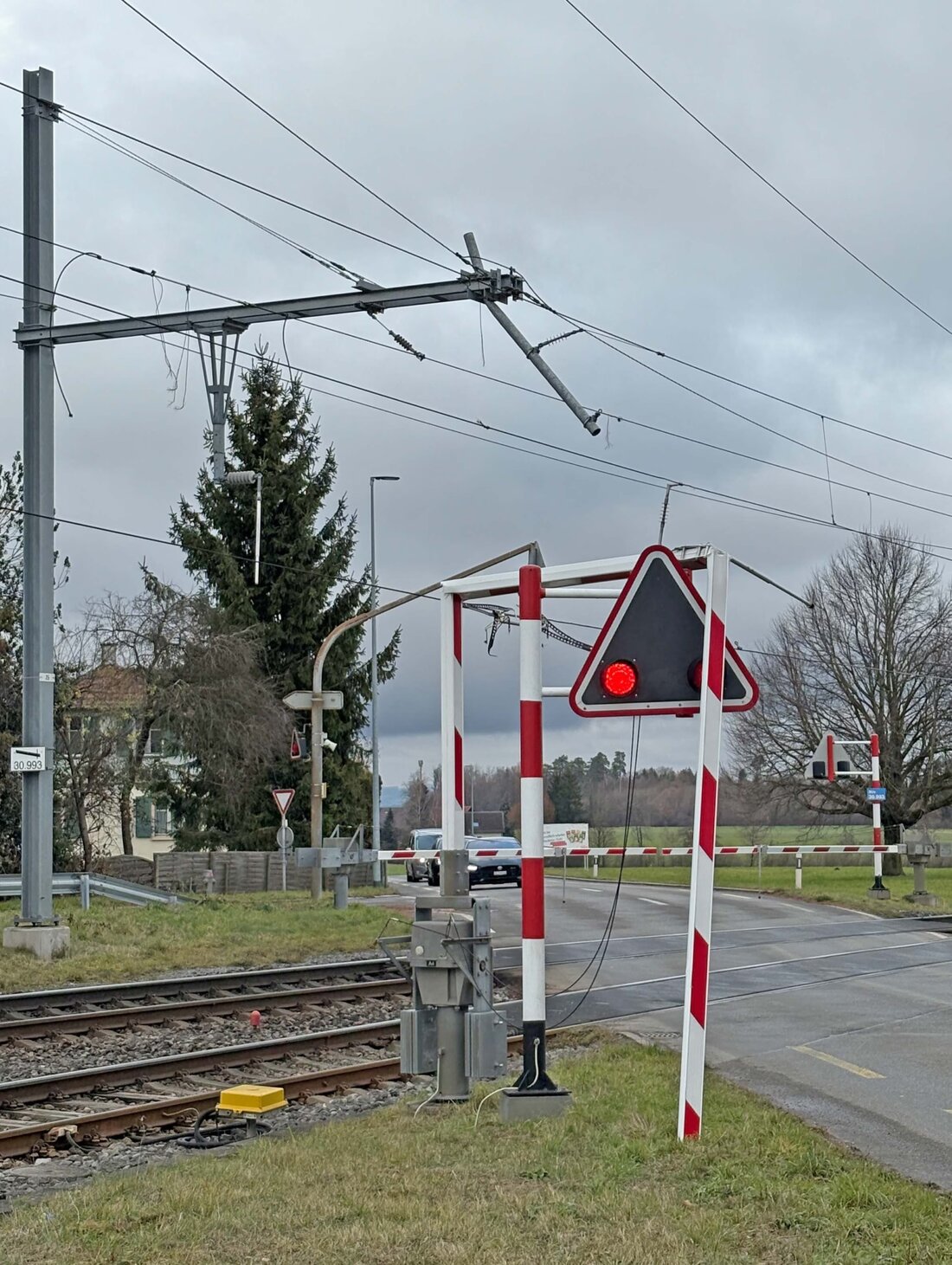 Ein Lkw beschädigte in Siegershausen am Montagmittag Bahnübergang und Fahrleitung, Bahnverkehr über 12 Stunden gesperrt.