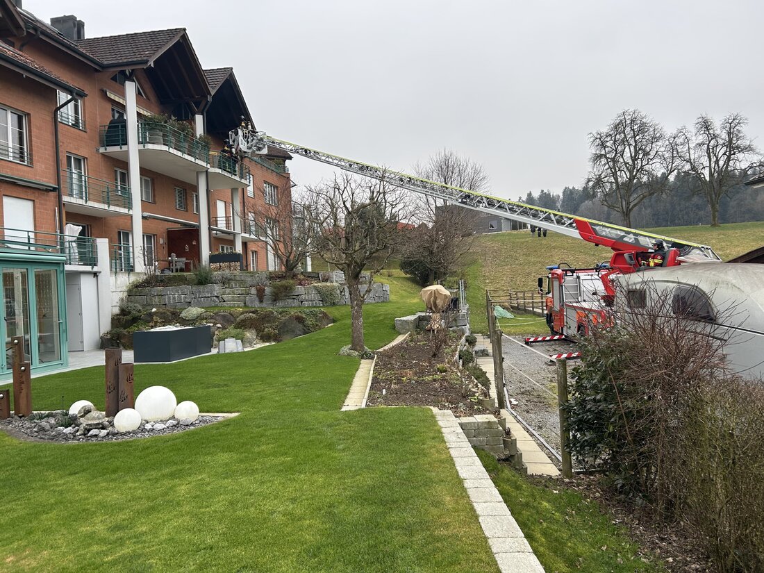 Beim Brand auf einem Balkon in Rickenbach bei Wil entstand am Sonntag 100.000 Franken Sachschaden. Ursache war eine unbeaufsichtigte Kerze.