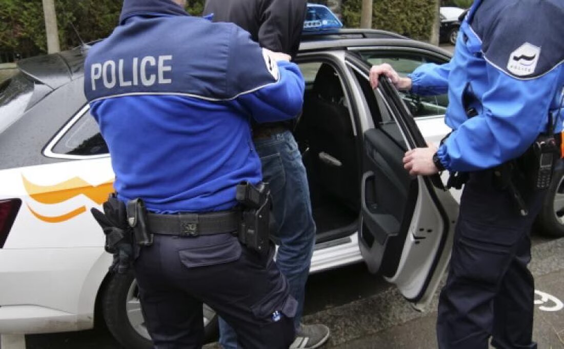Im April 2025 wurden mehrere Hunderttausend Franken aus einem Banktresor in Freiburg gestohlen. Zwei mutmassliche Täter wurden festgenommen, die fast das gesamte Geld im Kanton Zürich zurückbrachten.