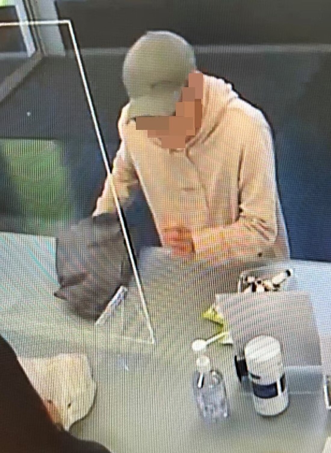 Ein bewaffneter Banküberfall in Horn: Kantonspolizei Thurgau sucht Zeugen und gibt Beschreibung des flüchtigen Täters.