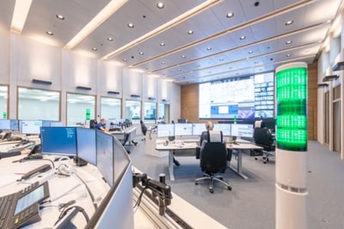 Die neue Einsatzzentrale der Kantonspolizei Basel-Stadt wurde erfolgreich in Betrieb genommen und verbessert die Krisenreaktion.