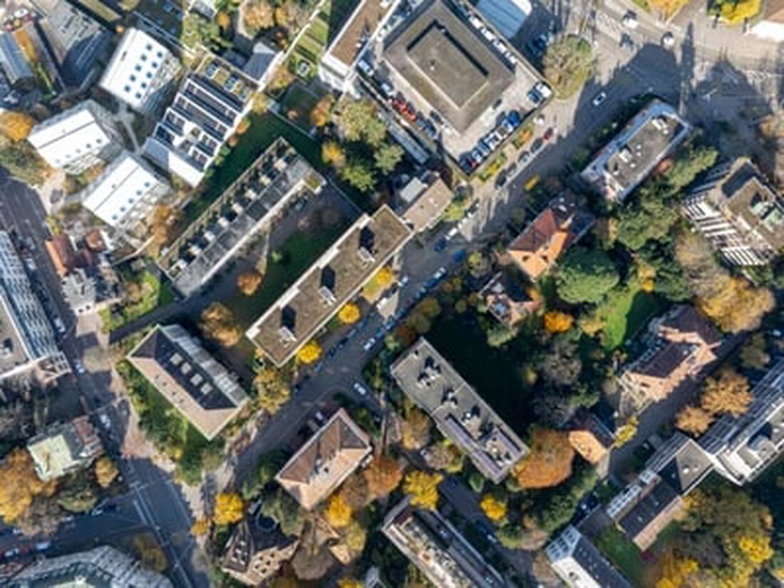 IWB beginnt 2026 mit dem Fernwärmeausbau in der Sevogelstrasse und pflanzt 32 neue Bäume für besseres Stadtklima.