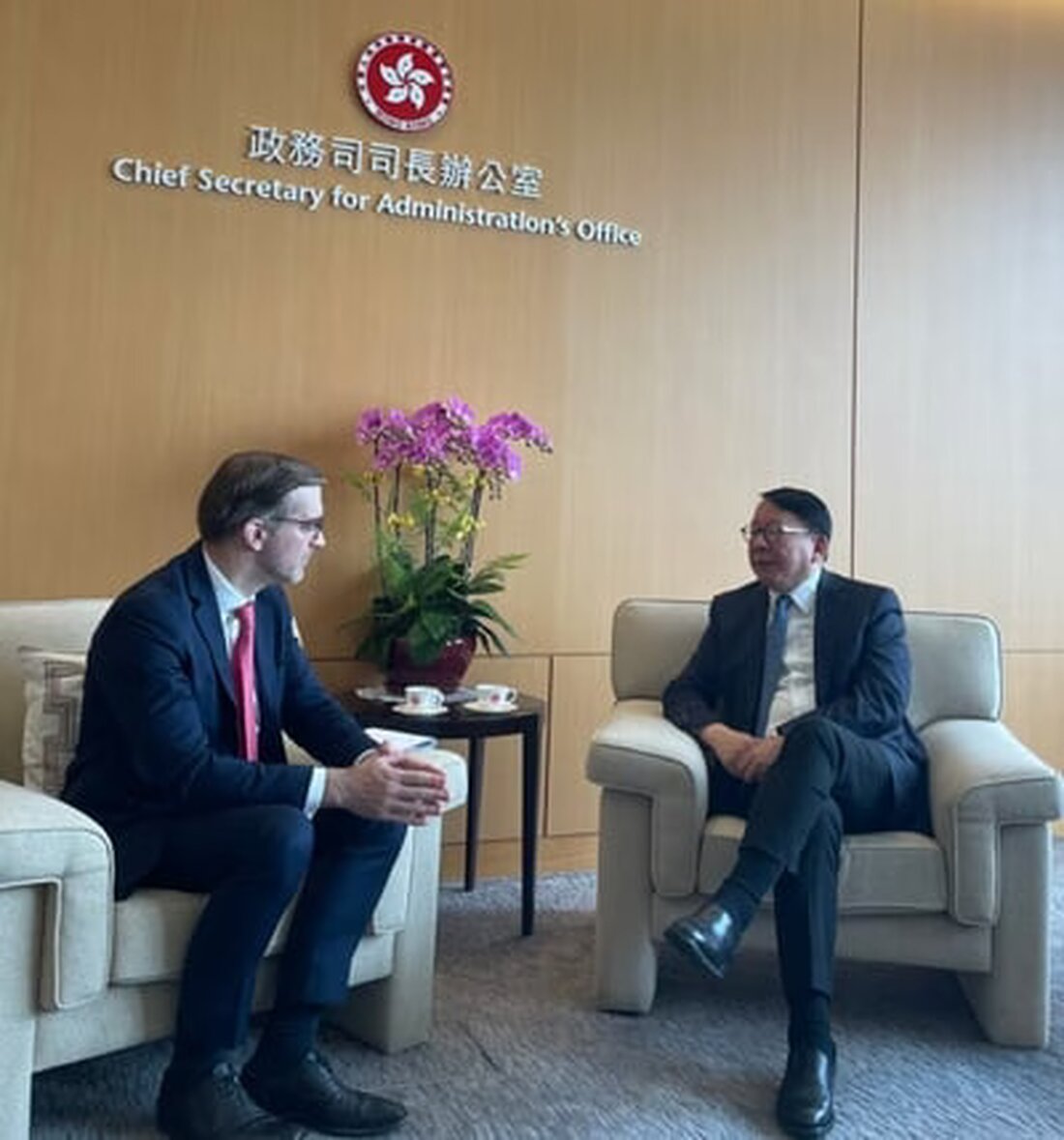 Regierungspräsident Cramer traf sich am 26. März 2025 in Hong Kong mit Eric Chan zur Eröffnung der Art Basel, um kulturelle Kooperationen zu stärken.