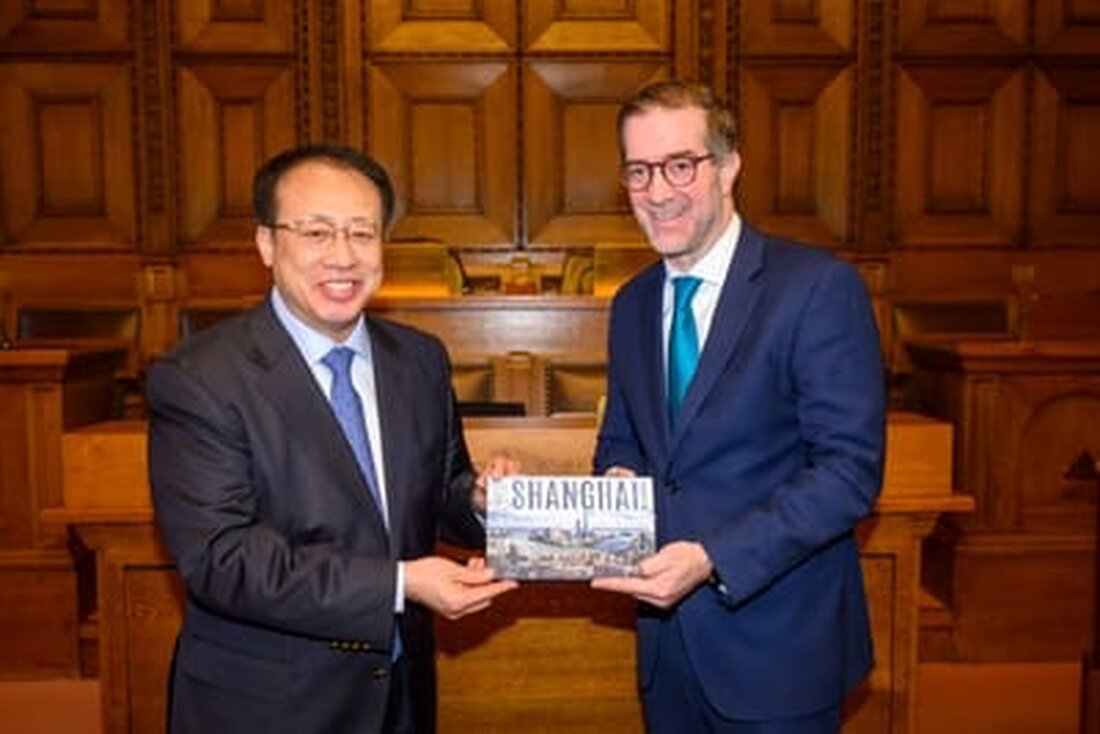 Der Bürgermeister von Shanghai, Gong Zheng, besuchte Basel, um die Städtepartnerschaft und wirtschaftliche Beziehungen zu stärken.